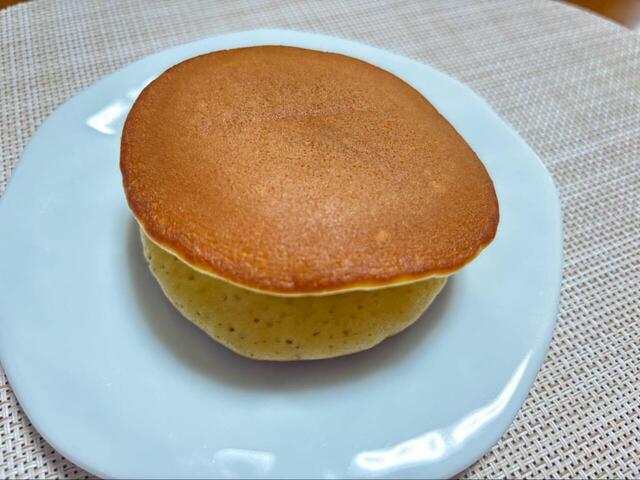 【セブン-イレブン ふわもち生どら焼　粒あん＆ホイップ】厚さがあり食べ応えも◎