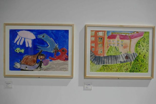 山口つばさが幼稚園生のときに描いた「海の生き物たち」(左)と 小学2年生のときにチェコの親戚の家で描いた「チェコの街並み」(右)