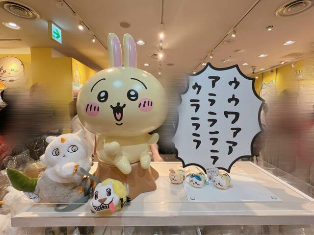 商品棚に飾られている切り株に座るうさぎのモニュメントも要チェック！