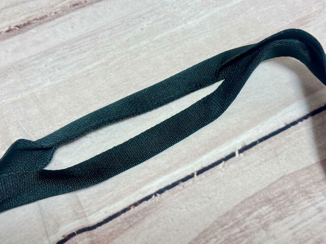 持ち手の真ん中は二つ折りで縫われているので持ちやすい