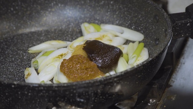 豆板醤や甜面醤をネギの上に置くように入れる