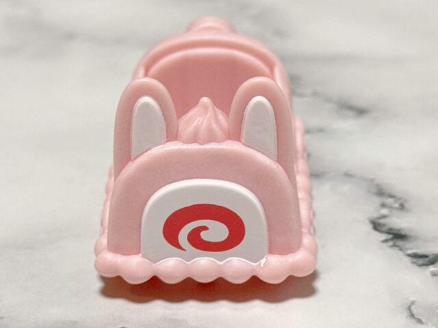 ロールケーキをモチーフにした赤ちゃん用のスイーツカーです