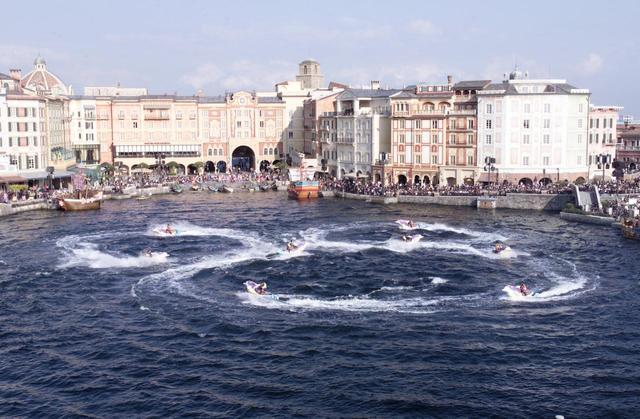 ポルト・パラディーゾ・ウォーターカーニバル (収録年：2001)