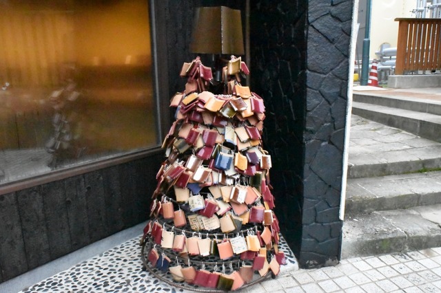 瓦に願い事を書いて吊るすと願いが叶う・・・とか。