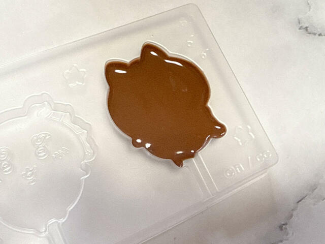 耳などの先端は傾けると綺麗に形が作れます