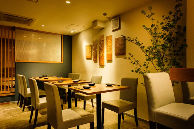 『肉酒場ケナシバ「蒸しジンギスカン食べ放題コース」』シンプルで清潔感のある店内