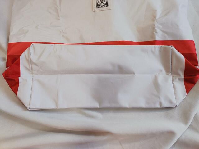 バッグはマチがたっぷりあるので、たくさん入ります