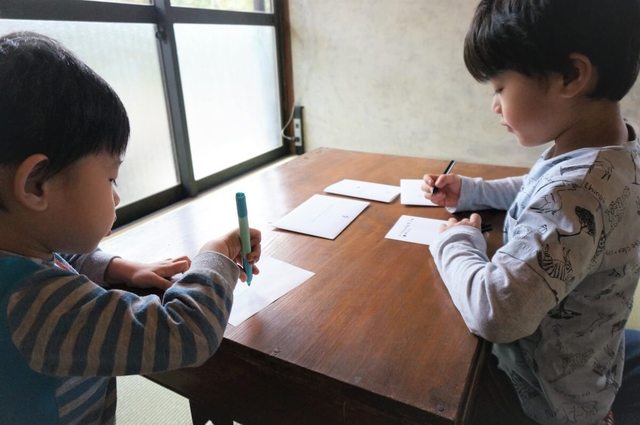 子どもなりに、一生懸命考えて手紙を書いている様子