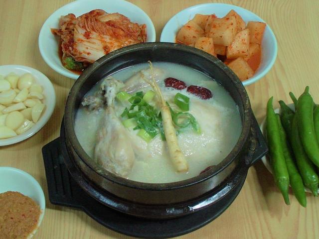 左下から時計回りに、味噌、生ニンニク、キムチ、カクトゥギ、ブッコチュ（青唐辛子）