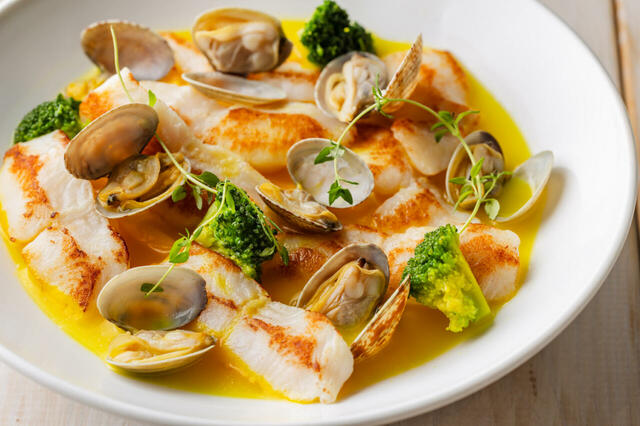 「白身魚とアサリのブイヤベース風」＜期間：2026年5月7日〜6月30日＞【まるで“世界一周”♪19か国のグルメを味わえる「旅するビュッフェ 世界美食めぐり」でシュラスコ風ローストビーフも食べ放題！】