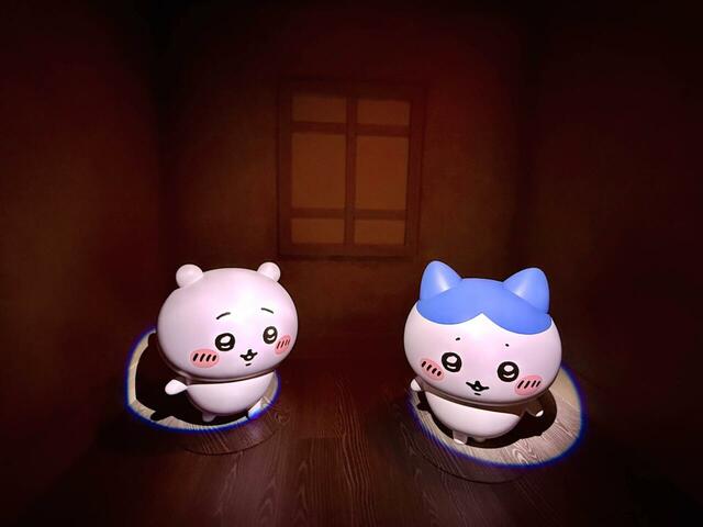 ちいかわとハチワレとともに、旅館の中を進んでいきます…