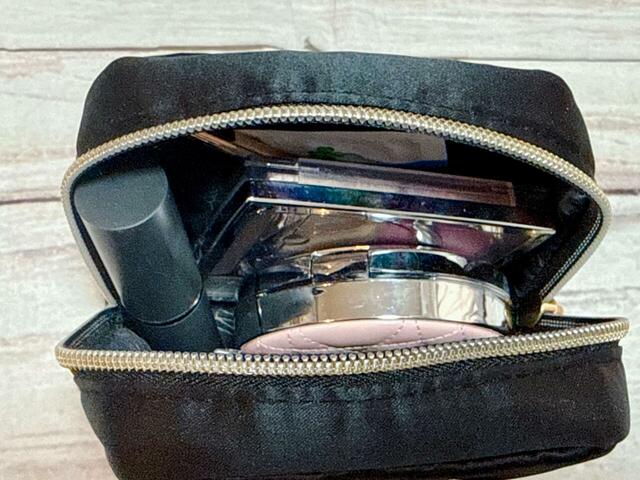 ハイライトパレットやクッションファンデがすっぽり収まる大きさが◎