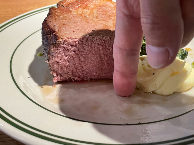 【マロリーポークステーキ】「富士山」の標高は、人差し指の第二関節ほど