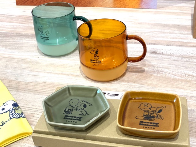 耐熱ガラスマグカップ(Green、Brown) 各 3,630 円、豆皿(2 枚セット) 2,420 円