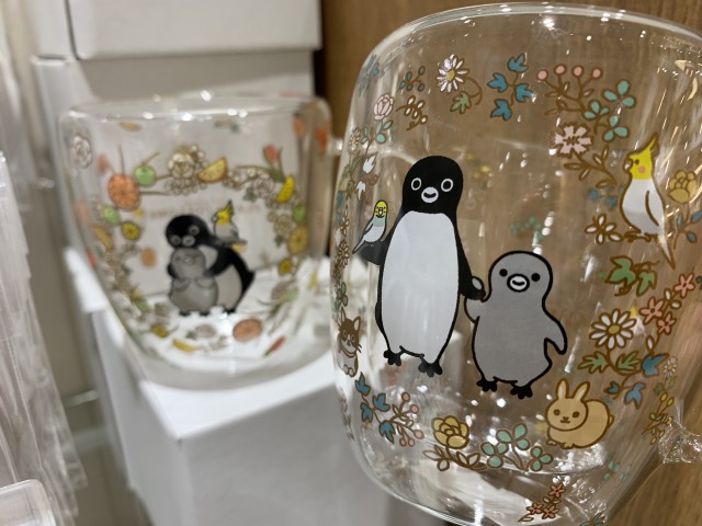 フルーツや小鳥とSuicaペンギンたちが可愛すぎるガラス製のカップ