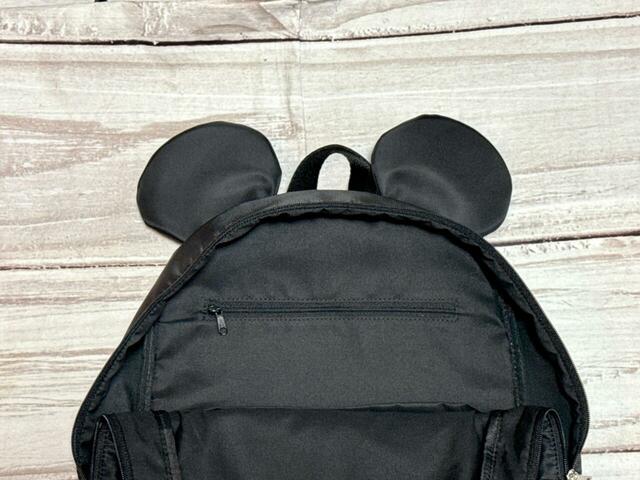 内側の背中側にはファスナーポケットが1つ