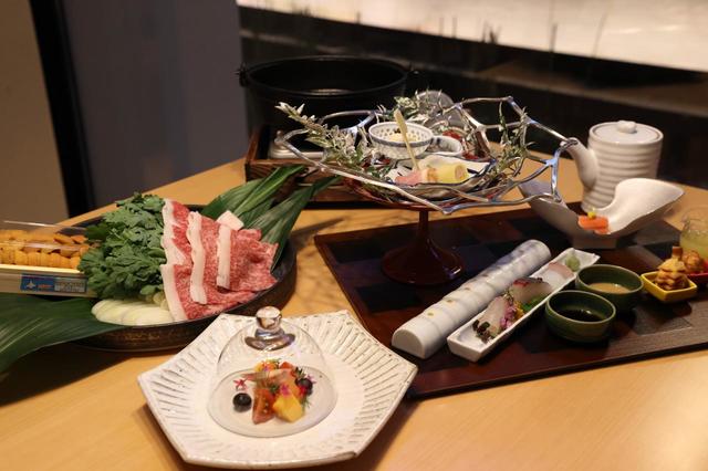 季節を堪能できる豊かなお料理。右）宝楽盛り、中）先付け　うえ）台の物