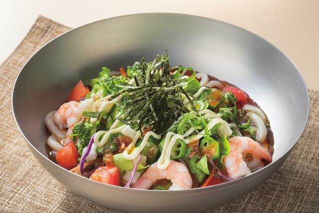 「ねばとろサラダうどん」＜864円（税込950円）＞【ガスト・バーミヤン・ジョナサン×鬼滅の刃キャンペーン開催】