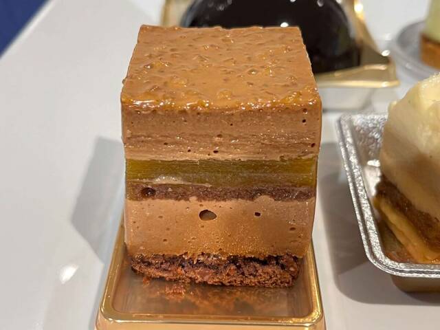 「ナターレノッチョーレ」濃厚なヘーゼルナッツのムースケーキ。※画像は試食サイズ（C）Chiharu Sakazaki / JR東日本/ DENTSU Suica by JR東日本SuicaはJR東日本の登録商標です。