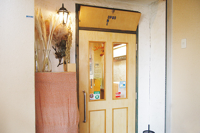 House Dining LUNGO CARNIVAL（大通エリア） 外観 可愛らしい印象の木目調の扉が目印。楽しいひとときを過ごして