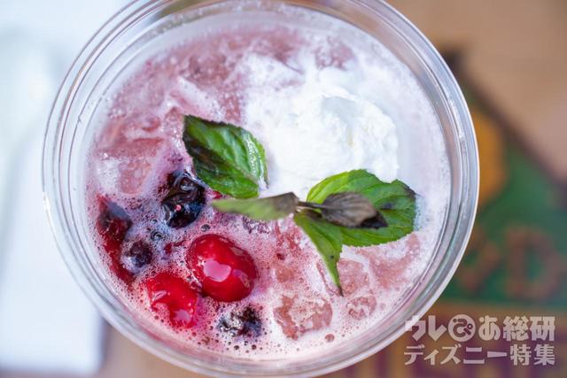 スパークリングカクテル(ストロベリーリキュール&ホイップ)780円