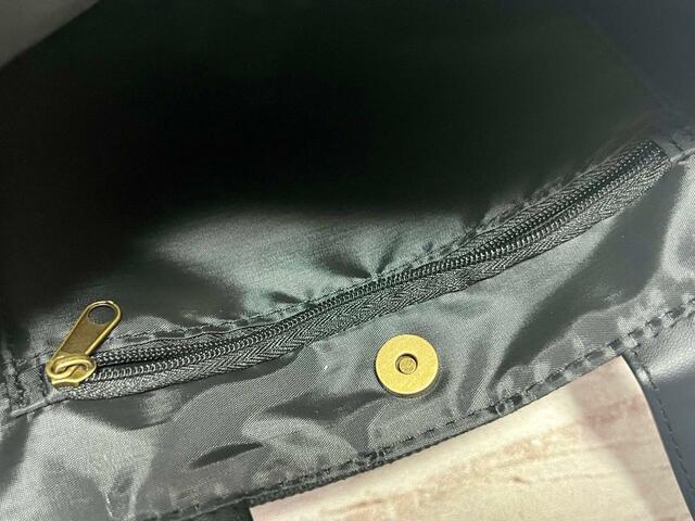 ポケットはファスナー付き