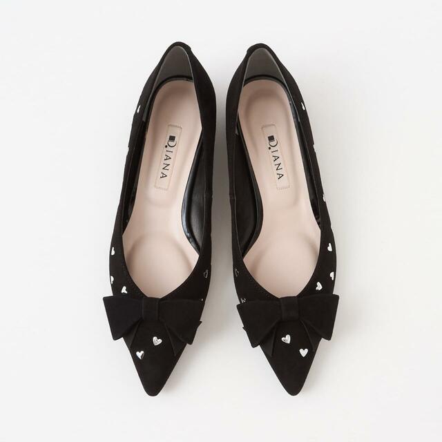 「リボンフラットシューズ」クロ 18,600円(税込)