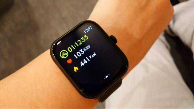 【3COINS デバイスバンドplus】20種類のエクササイズモードで消費カロリーなどを表示