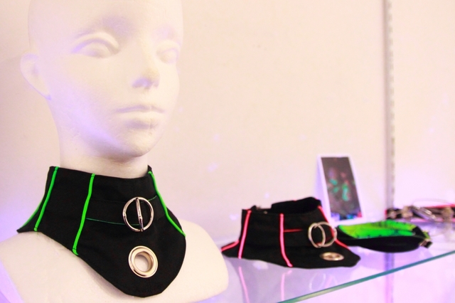 【KOSSY　D/3:kossy】サイバーファッションブランドを手掛けるKOSSYさん。素材を活かした首輪と形に拘った首輪、「つながり」をコンセプトにしたリードを出展。