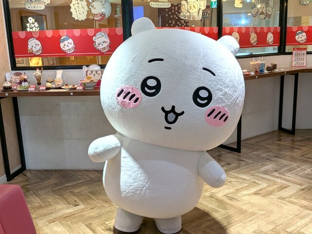 「ちいかわレストラン」に来てご機嫌なちいかわ