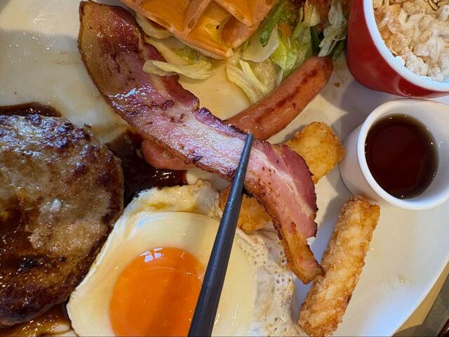 【ココスモーニング キャラメリゼバナナワッフル】カリッと焼けた厚めの燻製ベーコンが食欲をそそる！