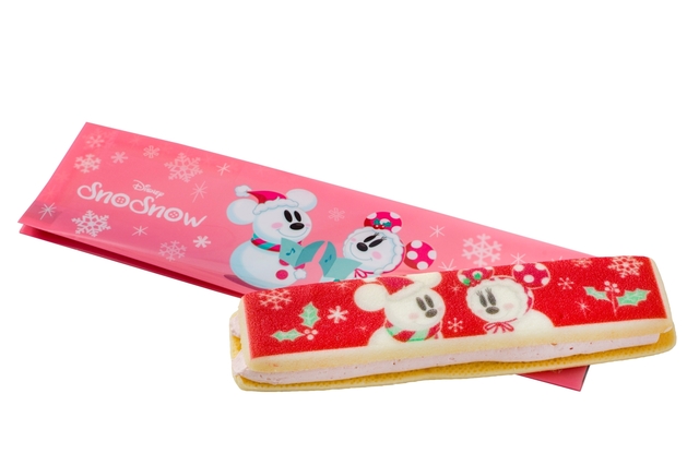 クッキーサンド(ストロベリークリーム&ストロベリーチョコレート) ¥380|販売店舗:東京ディズニーランド「イベントブース」「スウィートハート・カフェ」、東京ディズニーシー「ハドソンリバー・ハーベスト」|東京ディズニーリゾートのクリスマス(2016)スペシャルメニュー
