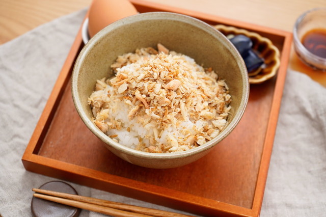 「国産秋鮭の金ごまふりかけ 1パック70g（幼児8食分相当入り）＜無添加/無着色＞」950円（税込）