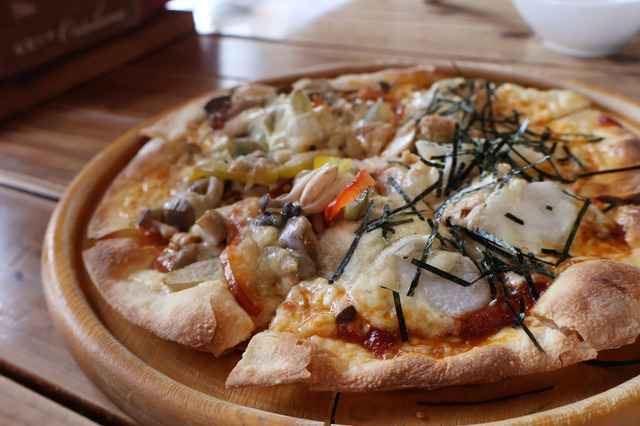 【石窯ピザ・オルトラーナ】「オルトラーナ」と「長芋とにんにく」のハーフ＆ハーフ