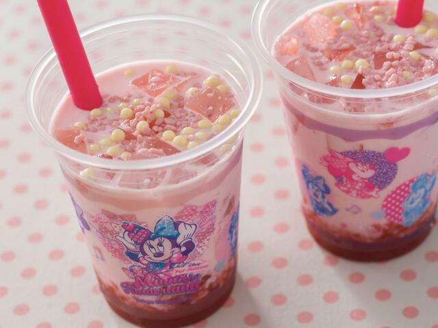 ストロベリーミルク 600円｜東京ディズニーランド「ディズニー・パルパルーザ“ミニーのファンダーランド”」スペシャルメニュー｜東京ディズニーリゾート40周年“ドリームゴーラウンド”｜発売期間：2023年12月26日（火）〜2024年3月31日（日）｜販売店舗：東京ディズニーランド「リフレッシュメントコーナー」「キャンプ・ウッドチャック・キッチン」