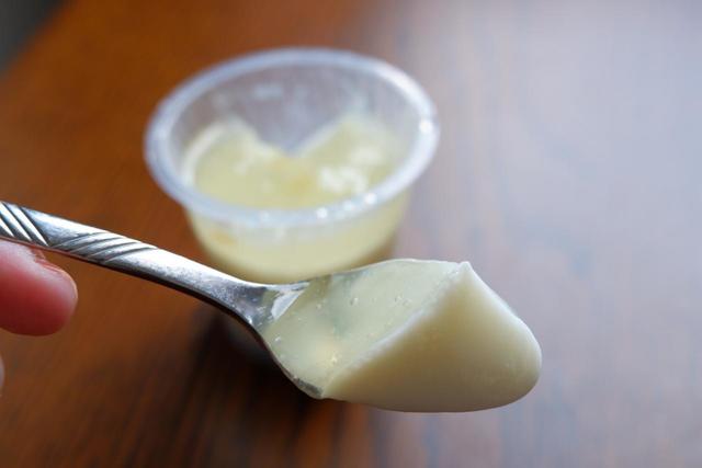 レモンソースのキュッとした酸みのあとに、レモンミルクプリンの優しい甘さを感じられます