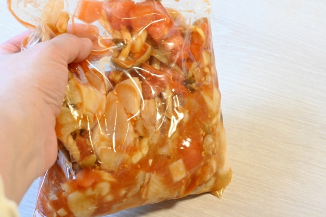 【低温調理レシピ「鶏肉のトマト煮」】具材を耐熱用の密封袋に入れ、しっかり揉み、空気を抜いて閉じる