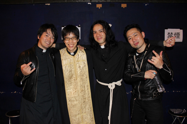 超カオスな対バン「坊主バンドvs.牧師ROCKS」の模様
