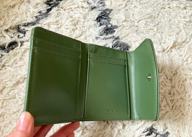 【niko and ... オリジナルロゴがま口ミニ財布】サイズは約縦8.8×横10.2×厚み4cm。カードポケットは4つあります