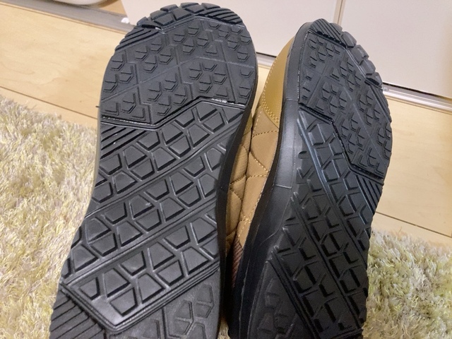 【ワークマン トレッドモックエコ】凸凹した靴底も特徴。濡れた路面も滑りづらそうです