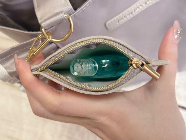 チャームには目薬を収納♪