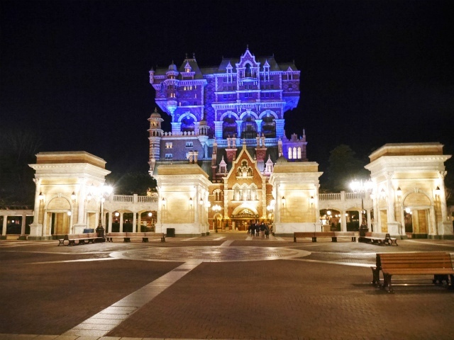 威圧的に港町を見下ろすホテルハイタワー。©Disney