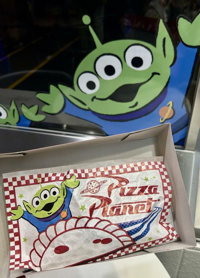 いつものチキンとトマトのカルツォーネ(単品800円)も特別なパッケージ