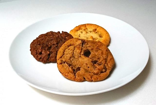 【カークランドシグネチャー バラエティークッキー 24枚 998円】3種類のフレーバーのうち、1つは時期によって入れ替わる