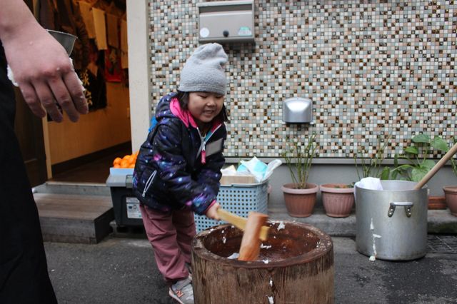 一丸となって餅をつくと、大人も子どもも距離が縮まります。
