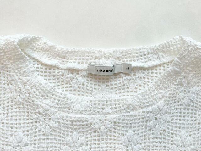 【niko and … レースジャガードプルオーバー】襟元は露出控えめのラウンドネック。カラーはオフとブラックがあります