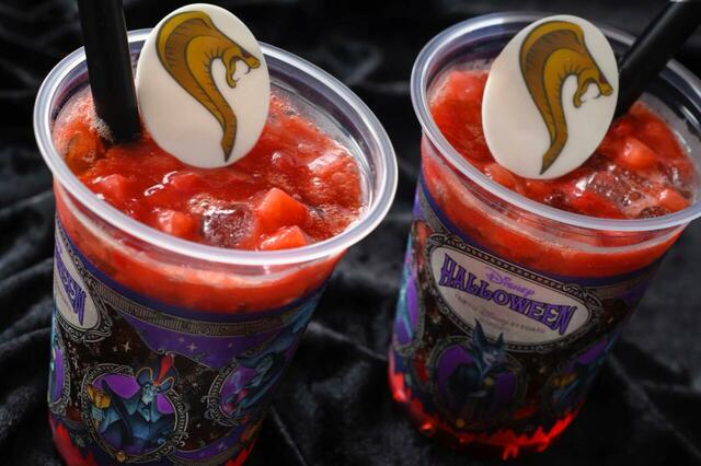 スパークリングゼリードリンク(コカ・コーラ&ストロベリー) 700円|東京ディズニーリゾート「ディズニー・ハロウィーン」スペシャルメニュー|販売店舗:東京ディズニーシー「ザンビーニ・ブラザーズ・リストランテ」「ドックサイドダイナー」「カスバ・フードコート」|販売期間:2025年9月16日(火)〜10月31日(金)