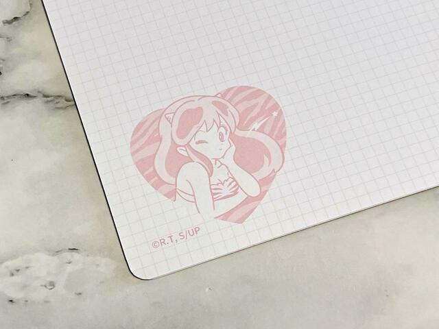 【100円ショップ×うる星やつら】左側のページにはウィンクをしたラムちゃんが♪