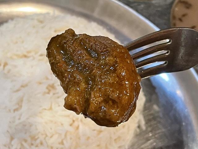 【ネワーダイニング】マトンカレー。一見辛そうだが、やや辛い程度