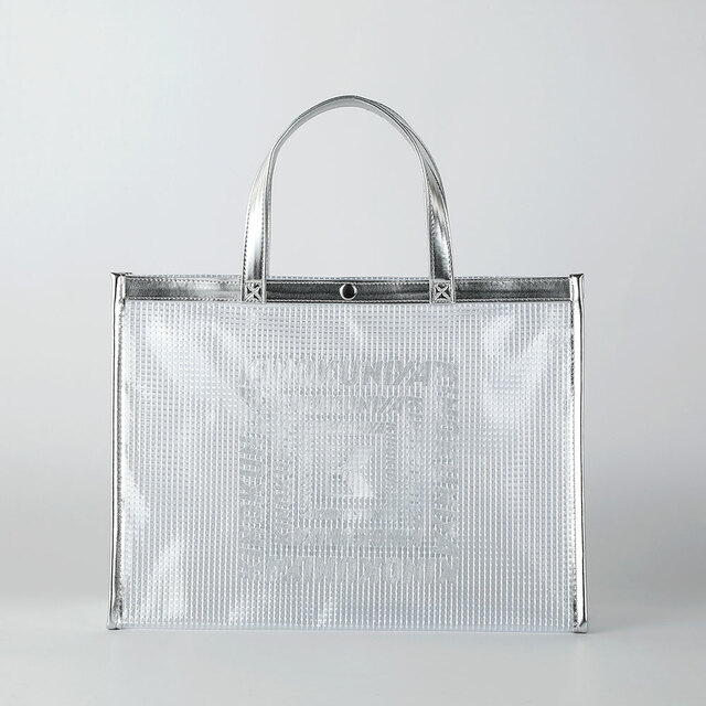 【紀ノ国屋 クリアミディアムバッグ／シルバー】ターポリン生地を使用した横型のクリアバッグです